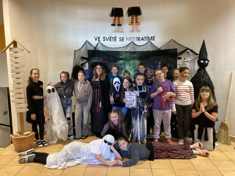 Halloweenská dobročinná stezka 6.A pro zvířecí záchrannou stanici