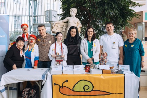 Na ruce náramek, v srdci pomoc