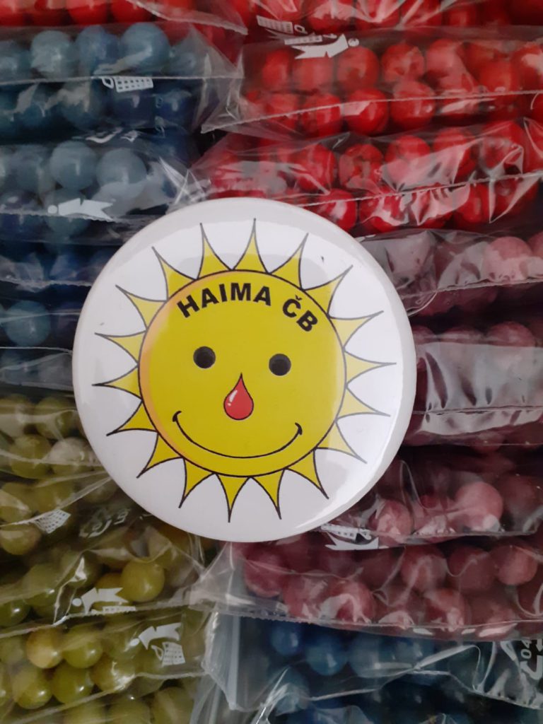 Na ruce náramek, v srdci pomoc